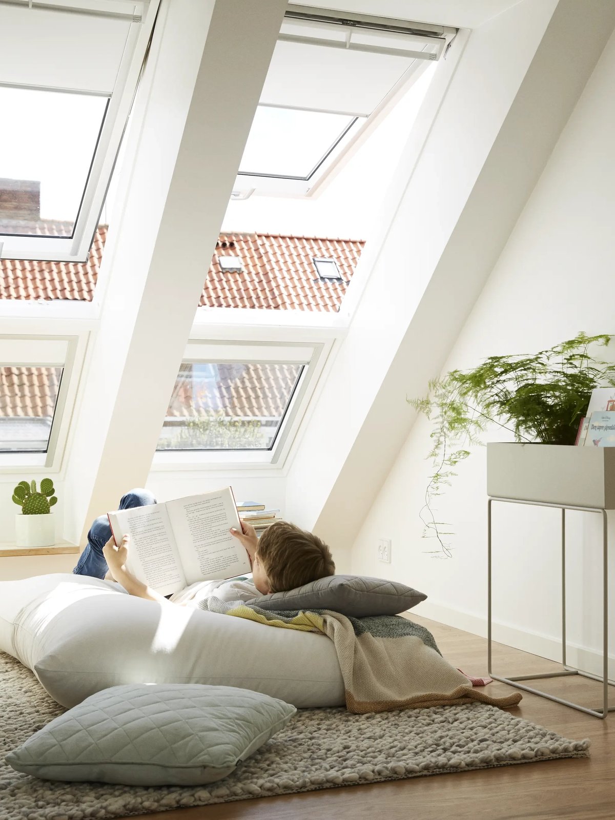 Sal&oacute;n abuhardillado con ventanas de tejado VELUX